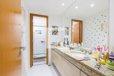 Casa de condomínio à venda com 364m², 4 quartos e 4 vagas Casa de condomínio à venda com 364m², 4 quartos e 4 vagasBanheiro Social