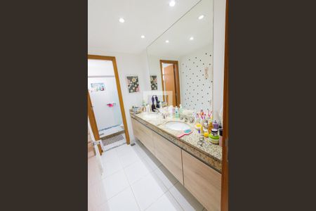 Casa de condomínio à venda com 364m², 4 quartos e 4 vagas Casa de condomínio à venda com 364m², 4 quartos e 4 vagasBanheiro Social