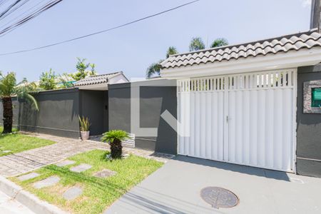 Casa de condomínio à venda com 364m², 4 quartos e 4 vagas Casa de condomínio à venda com 364m², 4 quartos e 4 vagasFachada