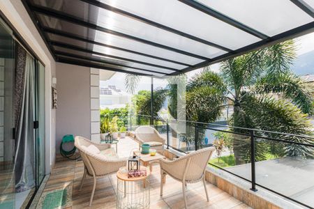 Casa de condomínio à venda com 364m², 4 quartos e 4 vagas Casa de condomínio à venda com 364m², 4 quartos e 4 vagasVaranda da Suíte