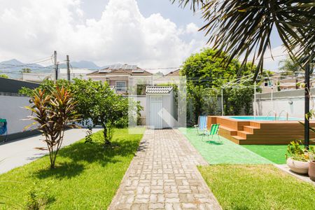 Casa de condomínio à venda com 364m², 4 quartos e 4 vagas Casa de condomínio à venda com 364m², 4 quartos e 4 vagasQuintal