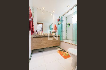 Casa de condomínio à venda com 364m², 4 quartos e 4 vagas Casa de condomínio à venda com 364m², 4 quartos e 4 vagasBanheiro da Suíte