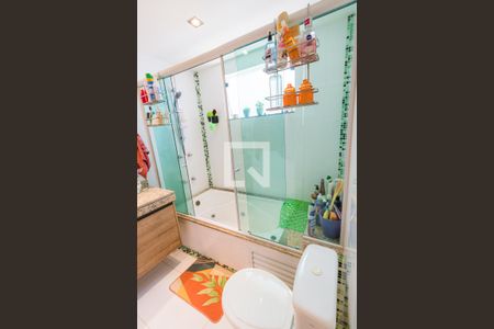 Casa de condomínio à venda com 364m², 4 quartos e 4 vagas Casa de condomínio à venda com 364m², 4 quartos e 4 vagasBanheiro da Suíte