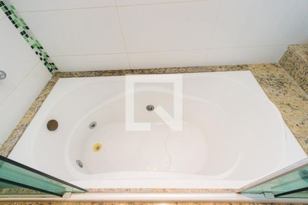 Casa de condomínio à venda com 364m², 4 quartos e 4 vagas Casa de condomínio à venda com 364m², 4 quartos e 4 vagasBanheiro da Suíte