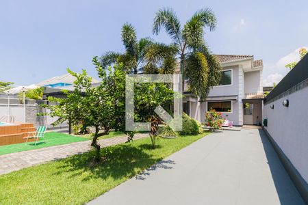 Casa de condomínio à venda com 364m², 4 quartos e 4 vagas Casa de condomínio à venda com 364m², 4 quartos e 4 vagasFachada