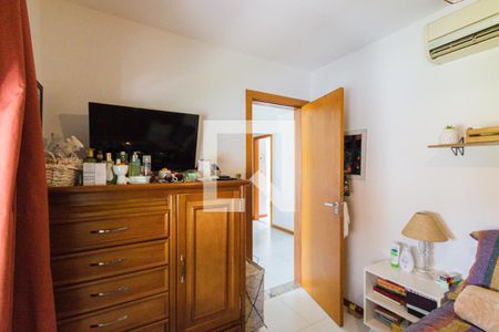 Casa de condomínio à venda com 364m², 4 quartos e 4 vagas Casa de condomínio à venda com 364m², 4 quartos e 4 vagasQuarto 3