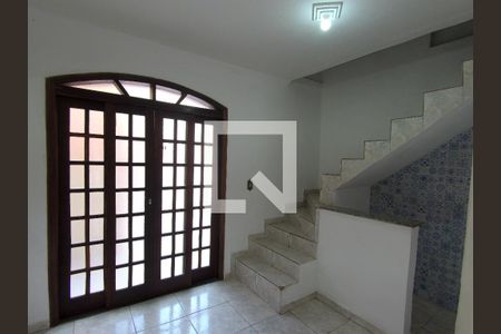 Sala / escada acesso aos Quartos de casa para alugar com 2 quartos, 100m² em Jardim Santa Mena, Guarulhos