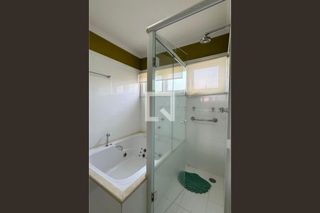 Casa de condomínio à venda com 600m², 4 quartos e 6 vagasBanheiro da Suíte 1