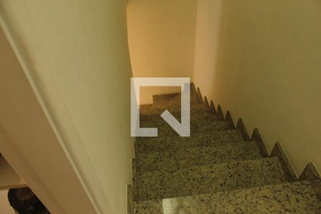 Casa de condomínio para alugar com 103m², 2 quartos e 2 vagasEscada