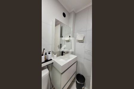 Banheiro de apartamento à venda com 1 quarto, 49m² em Centro, Campinas