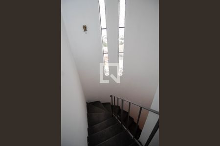 Escada de casa para alugar com 3 quartos, 160m² em Vila Bancaria Munhoz, São Paulo