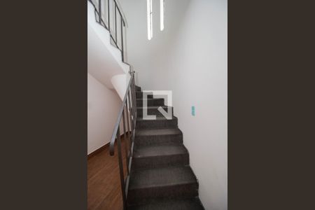 Escada de casa para alugar com 3 quartos, 160m² em Vila Bancaria Munhoz, São Paulo