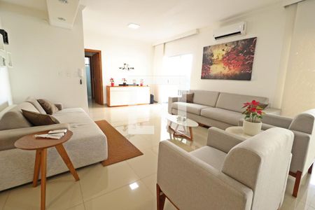 Sala 1 de casa para alugar com 3 quartos, 300m² em Cidade Jardim, Uberlândia