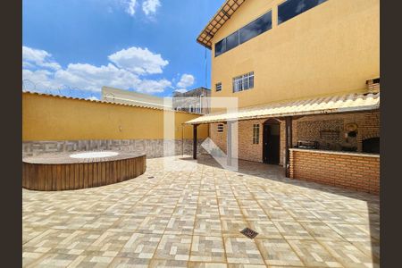 Casa à venda com 405m², 4 quartos e 2 vagasFundos