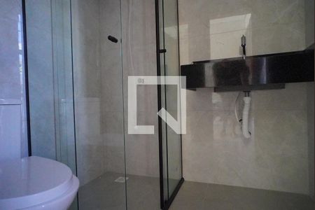 Banheiro de kitnet/studio para alugar com 1 quarto, 24m² em Cacupé, Florianópolis