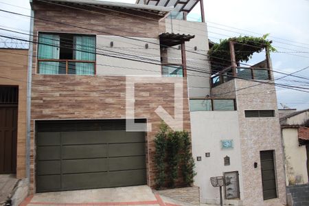 Casa à venda com 350m², 6 quartos e 3 vagasFachada