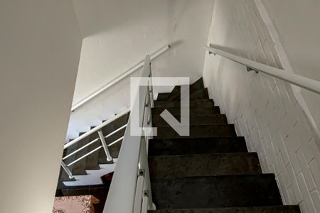 Casa à venda com 220m², 6 quartos e 2 vagas Casa à venda com 220m², 6 quartos e 2 vagasescada