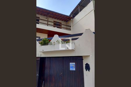 Casa à venda com 220m², 6 quartos e 2 vagas Casa à venda com 220m², 6 quartos e 2 vagasplaquinha