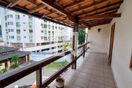 Casa à venda com 220m², 6 quartos e 2 vagas Casa à venda com 220m², 6 quartos e 2 vagasvaranda