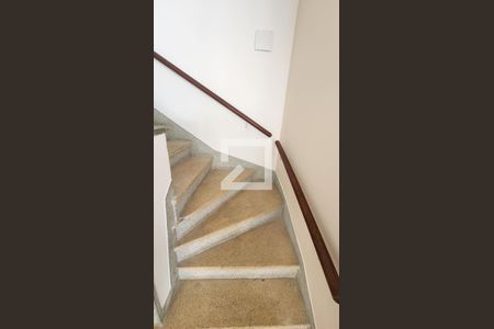 Casa para alugar com 133m², 3 quartos e 1 vaga Casa para alugar com 133m², 3 quartos e 1 vagaEscada