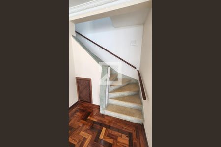 Casa para alugar com 133m², 3 quartos e 1 vaga Casa para alugar com 133m², 3 quartos e 1 vagaEscada