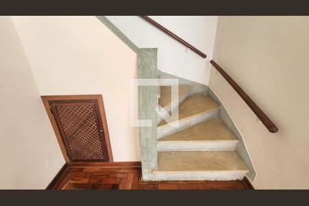 Casa para alugar com 133m², 3 quartos e 1 vagaEscada