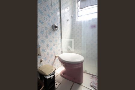 Banheiro de apartamento à venda com 1 quarto, 40m² em Passo D’areia, Porto Alegre