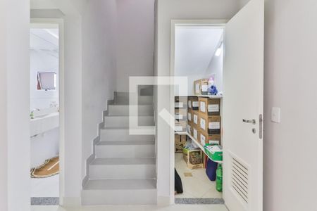 Escadas  de casa de condomínio para alugar com 3 quartos, 260m² em Granja Viana, Cotia
