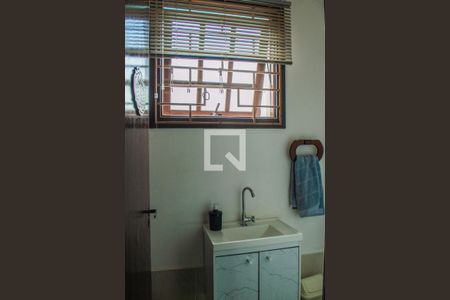 Banheiro de casa à venda com 3 quartos, 153m² em Espírito Santo, Porto Alegre