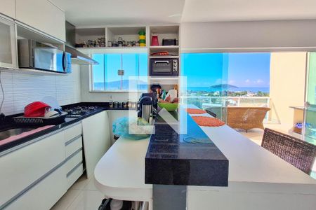 Casa à venda com 300m², 3 quartos e 4 vagas Casa à venda com 300m², 3 quartos e 4 vagasCozinha