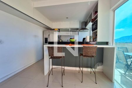 Casa à venda com 300m², 3 quartos e 4 vagas Casa à venda com 300m², 3 quartos e 4 vagasCozinha