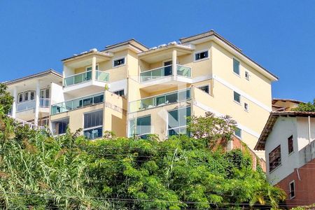 Casa à venda com 300m², 3 quartos e 4 vagas Casa à venda com 300m², 3 quartos e 4 vagasFachada