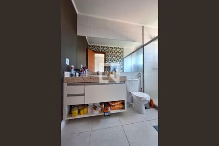 Casa à venda com 300m², 3 quartos e 4 vagas Casa à venda com 300m², 3 quartos e 4 vagasBanheiro da Suíte 2