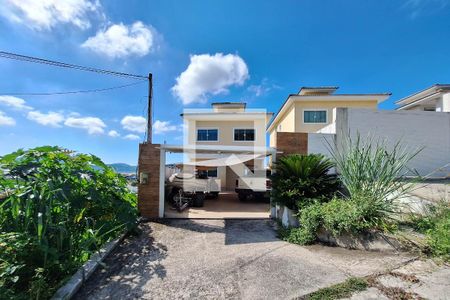 Casa à venda com 300m², 3 quartos e 4 vagas Casa à venda com 300m², 3 quartos e 4 vagasFachada