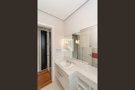 Casa de condomínio para alugar com 490m², 4 quartos e 4 vagasBanheiro da Suíte 2