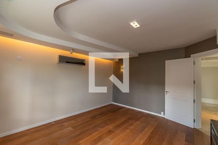Sala de TV de casa de condomínio à venda com 4 quartos, 490m² em Sítios de Recreio Gramado, Campinas
