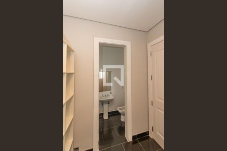 Casa de condomínio para alugar com 490m², 4 quartos e 4 vagasQuarto Área de Serviço