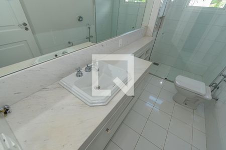 Casa de condomínio para alugar com 490m², 4 quartos e 4 vagasDetalhe Banheiro da Suíte 4