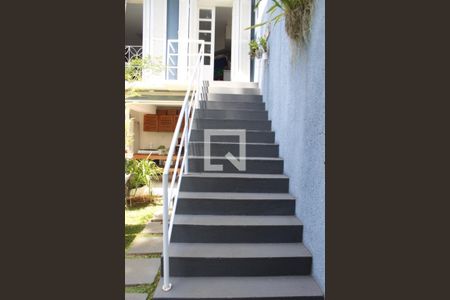 Casa à venda com 330m², 3 quartos e 4 vagasEscada