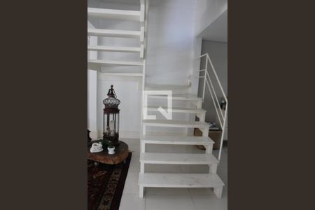 Casa à venda com 330m², 3 quartos e 4 vagasEscada