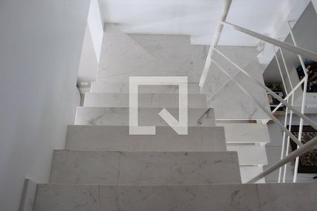 Casa à venda com 330m², 3 quartos e 4 vagasEscada