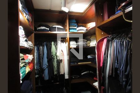Apartamento à venda com 251m², 4 quartos e 3 vagasCloset da suíte 1