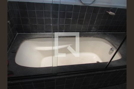 Apartamento à venda com 251m², 4 quartos e 3 vagasBanheira