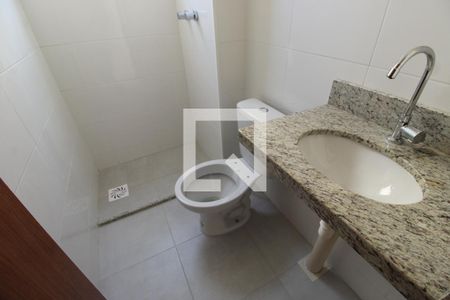 Banheiro de apartamento para alugar com 2 quartos, 45m² em Água Santa, Rio de Janeiro