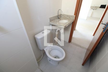 Banheiro de apartamento para alugar com 2 quartos, 45m² em Água Santa, Rio de Janeiro