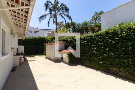Casa de condomínio à venda com 1080m², 4 quartos e 6 vagasCorredor lateral