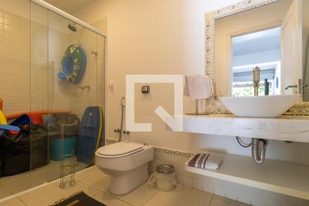 Casa de condomínio à venda com 1080m², 4 quartos e 6 vagasBanheiro da piscina