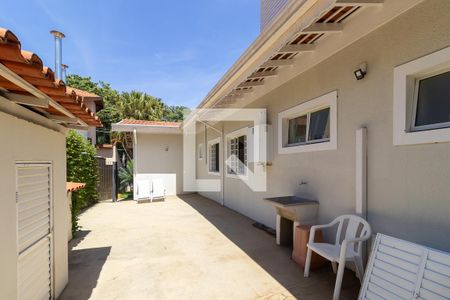 Casa de condomínio à venda com 1080m², 4 quartos e 6 vagasCorredor lateral