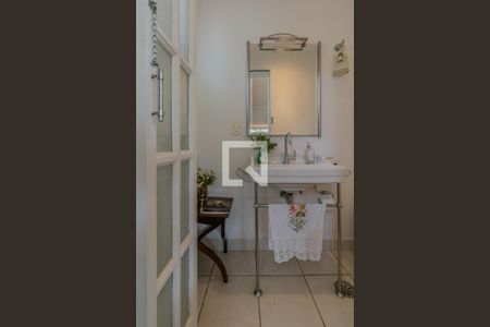 Casa à venda com 330m², 3 quartos e 2 vagasBanheiro de Serviço