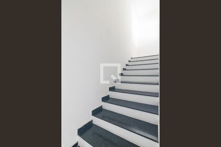 Apartamento à venda com 84m², 2 quartos e 1 vaga Apartamento à venda com 84m², 2 quartos e 1 vagaEscada